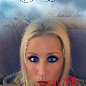 Meet your Posher, Courtney, Send me an offer ! 🙂